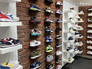 Paneles de Ladrillos rústicos en una Tienda de zapatillas deportivas