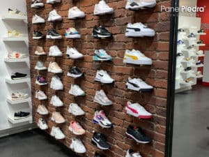 Paneles de Ladrillos rústicos en una Tienda de zapatillas deportivas