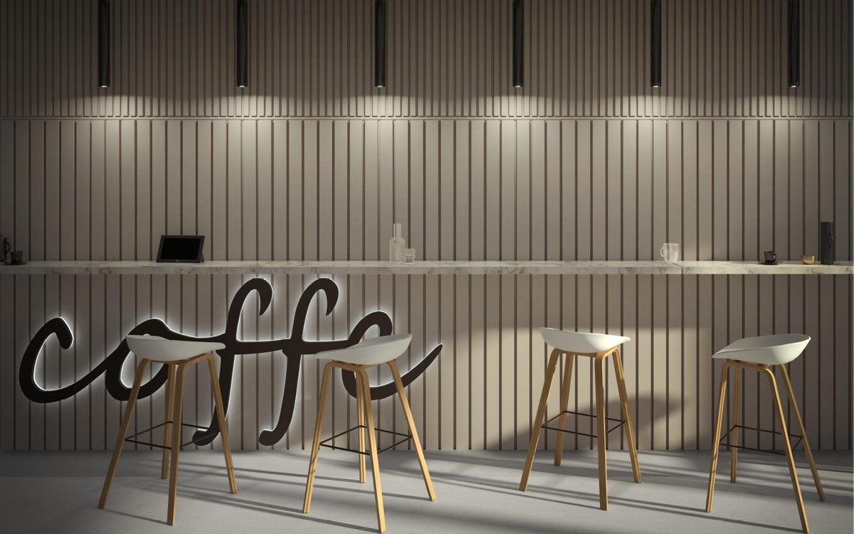 Panel decorativo SLIM en cafetería dos tamaños y un perfil de separación formando zócalo