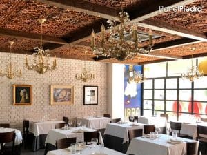 Paneles de ladrillo blanco como decoración de un restaurante