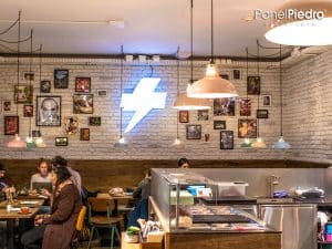 Decoración de paredes con paneles de ladrillo en una cafetería