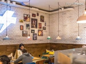 Decoración de paredes con paneles de ladrillo en una cafetería