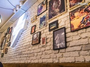 Decoración de paredes con paneles de ladrillo en una cafetería