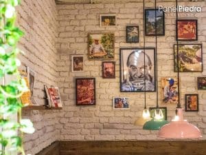 Decoración de paredes con paneles de ladrillo en una cafetería