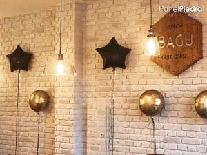 Paneles de ladrillo blanco como decoración de un restaurante