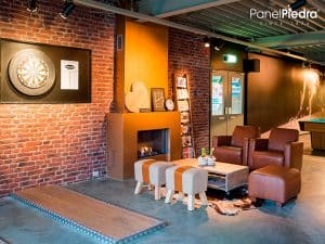 Un salon decorado con paneles de ladrillo rústico