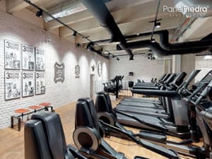 Paneles de Ladrillo rústico blanco en la decoración de paredes de un gimnasio