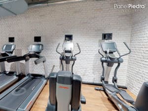 Paneles de Ladrillo rústico blanco en la decoración de paredes de un gimnasio